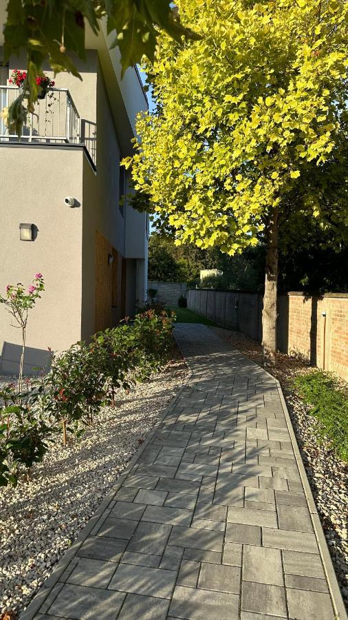 Linden Apartman 107 Glamour (Adults Only) โมชนมายารูวาร์ ภายนอก รูปภาพ